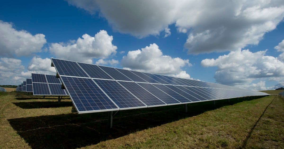 دليل تقني لدمج بطاريات LFP مع محطات شمسية On-Grid وهايبرد